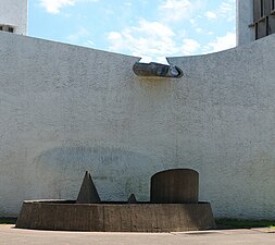 Wasserspeier und Brunnenskulptur