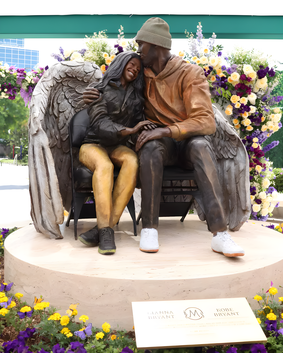 File:Statue of Kobe and Gigi.png