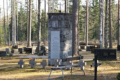 Höljäkän sankarihautojen muistomerkki, 1947, Nurmes