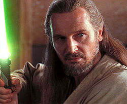 Liam Neeson Qui-Gon Jinnina elokuvassa Tähtien sota: Episodi I – Pimeä uhka.