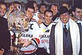 Gli hockeisti dei Mediolanum Devils festeggiano lo scudetto 1991-92 con il patron Silvio Berlusconi.