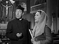 Don Camillo (Fernandel) con la moglie di Peppone (Leda Gloria) in una scena, mentre dice che ritorna da sua madre.