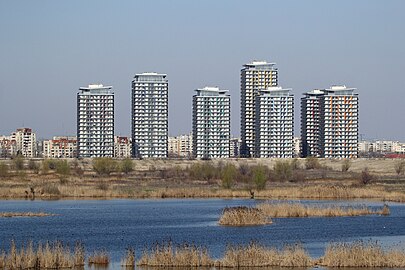 Blocuri pe Strada Glădiței aproape de Parcul Natural Văcărești (sfârșitul anilor 2000-începutul anilor 2010)