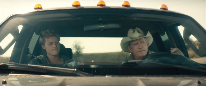 ACCIDENTAL TEXAN, (aka CHOCOLATE LIZARDS), from left: Rudy Pankow, Thomas Haden Church, 2023. © Roadside Attractions / Courtesy Everett Collection