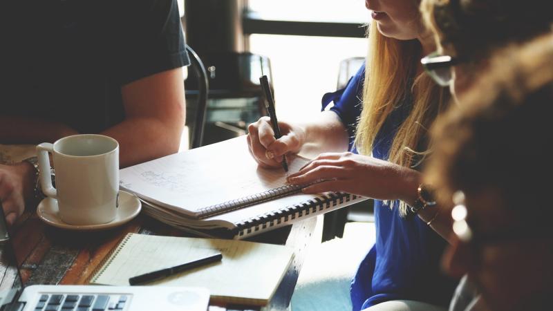 Samenwerken aan dezelfde tafel met 4 mensen