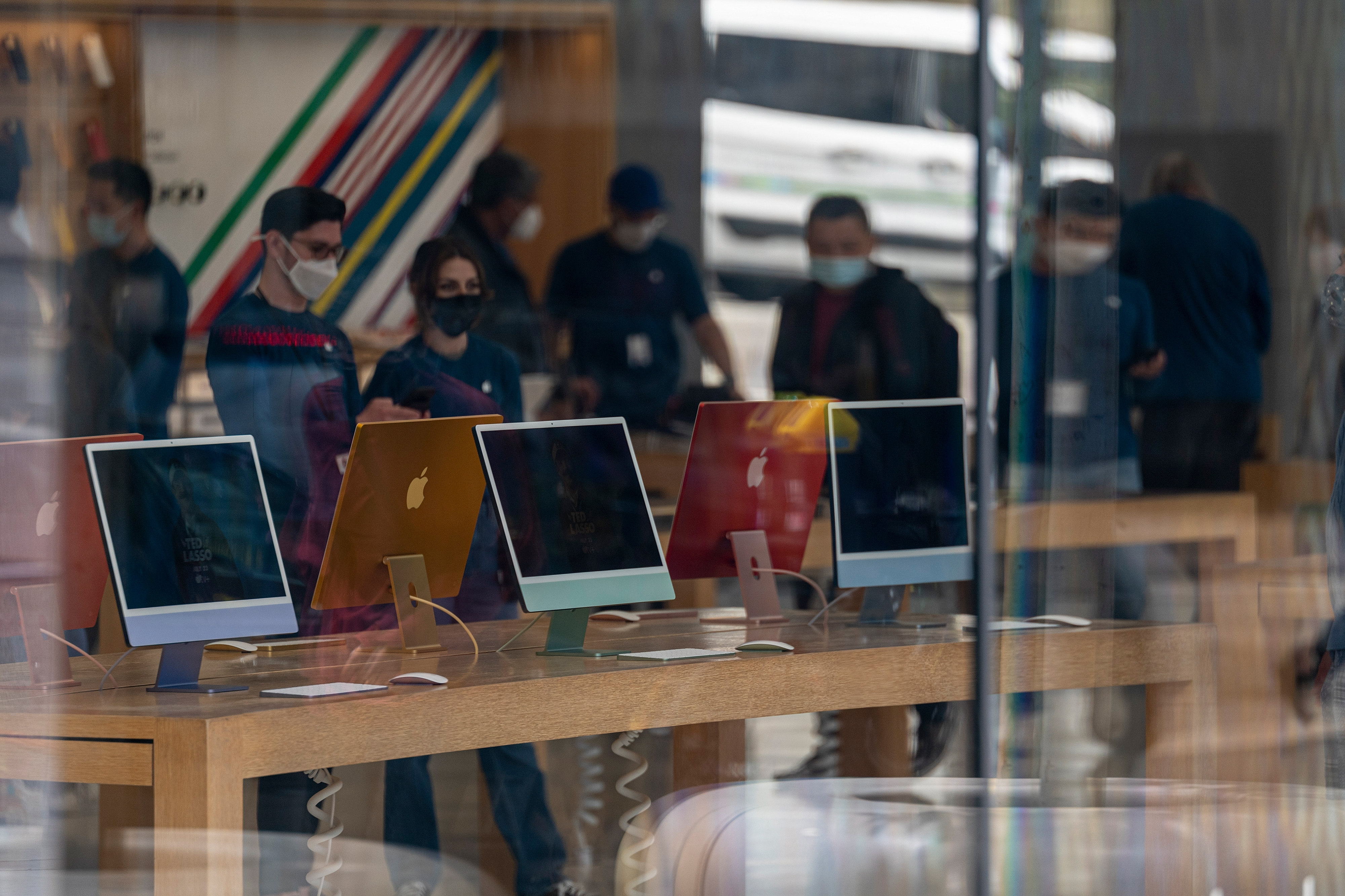 An Apple Store Ahead Of Earnings Figures