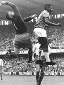 De izquierda a derecha: Pelé junto al portero sueco Kalle Svensson en la final de 1958; estatua de la selección inglesa campeona de 1966 —Geoff Hurst, Martin Peters y Ray Wilson levantan al capitán Bobby Moore—; y la selección brasileña campeona mundial en 1970.