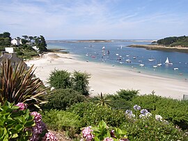 The small beach on the left bank of the Aber-Benoît in Saint-Pabu