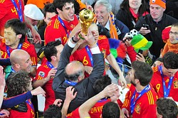 De izquierda a derecha: España levanta la Copa Mundial tras su victoria en la edición de 2010; las selecciones de Alemania y Argentina en la final de la Copa Mundial de Fútbol de 2014; el presidente Emmanuel Macron festeja una de las anotaciones de Francia en la final de la Copa Mundial de Fútbol de 2018.