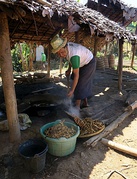 Cleaning turmeric rhizomes with boiling water