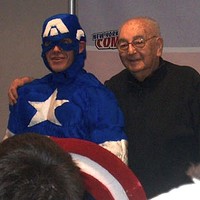 Joe Simon con un fan disfrazado del Capitán América en la convención de admiradores Comic Con de Nueva York (2006).