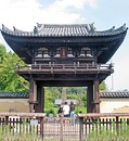 This shikyakumon is also a rōmon.　Note the absence of stairs to the second story.