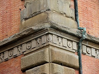 Renaissance bucrania in a frieze of the Palazzo Budini Gattai, Florence, designed by Giuliano di Baccio d'Agnolo and Bartolomeo Ammannati, 1563-1574