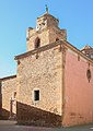 Torre, muro y entrada a la iglesia.