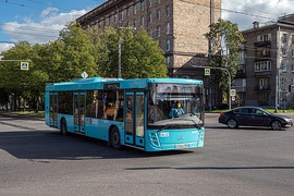 Санкт-петербургский МАЗ-203.945 СПГ с изменённой передней маской на маршруте № 108