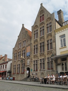 Ladrillos pálidos y un poco de piedra, Damme, Bélgica