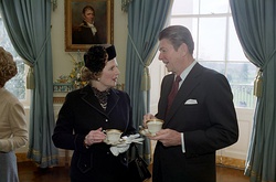 El presidente de los Estados Unidos, Ronald Reagan junto a la primera ministra del Reino Unido y principal aliada internacional, Margaret Thatcher en Londres.