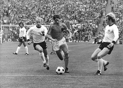 De izquierda a derecha: los defensores alemanes Berti Vogts y Uli Hoeneß persiguen a Johann Cruyff en la final de la Copa Mundial de Fútbol de 1974; Diego Maradona alzando la Copa Mundial tras el triunfo de Argentina en la edición de 1986; ceremonia de inauguración de la Copa Mundial de 1994.