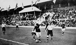 De izquierda a derecha: la plantilla del West Auckland Town F.C., con el trofeo Sir Thomas Lipton en 1909;[18]​[19]​ la final de fútbol entre Gran Bretaña y Dinamarca en los Juegos Olímpicos de Estocolmo 1912; y Jules Rimet en 1920.