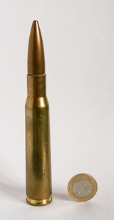 Слева — патрон .50 BMG (для  Browning Machine Gun, пулемётный патрон Браунинга 50-го калибра), 12,7x99 мм,  обр. 1920 г. в разрезе (все размеры в миллиметрах), справа — патрон .50 BMG в сравнении с монетой в 1 евро. 