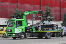 Boom truck with underlift