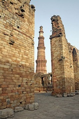 Minarete de Qutub, iniciado por Qutb-ud-din Aibak, de la dinastía de los mamelucos