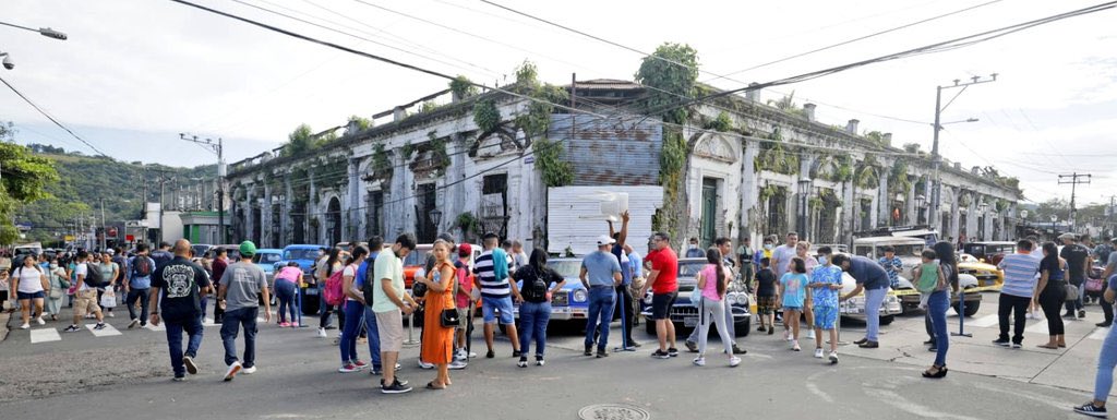  Feria de autos en el centro de Santa Tecla, al fondo una de las históricas casas de los Guirola.