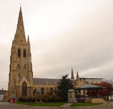 Iglesia de Saint-Vaast de Hondschoote, estilo gótico flamenco marítimo en ladrillo amarillo