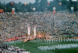 De izquierda a derecha: los defensores alemanes Berti Vogts y Uli Hoeneß persiguen a Johann Cruyff en la final de la Copa Mundial de Fútbol de 1974; Diego Maradona alzando la Copa Mundial tras el triunfo de Argentina en la edición de 1986; ceremonia de inauguración de la Copa Mundial de 1994.