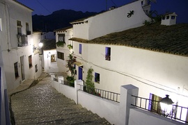 Vista nocturna con escalera empedrada típica en Altea.