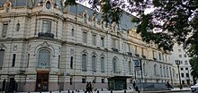 Fotografía de la fachada del edificio donde funciona el Círculo Militar con estilo de un palacio francés.