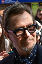 The performances of Gary Oldman and Amanda Seyfried garnered critical acclaim and earned them both Academy Award nominations for Best Actor and Best Supporting Actress, respectively.