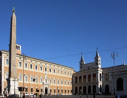 The Loggia delle Benedizioni, on the rear left side. Annexed, on the left, is the Lateran Palace.