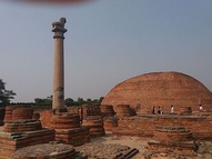 Stupa con reliquias de Ananda, y el pilar de Asokan, en Vaishali (Bihar)