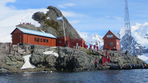  Tourists visiting Brown in austral summer, 2014