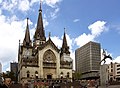 Catedral de Manizales y Monumento al Bolívar Cóndor en la Plaza de Bolívar.