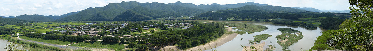  Panoramic view of the village and the Nakdong River around it