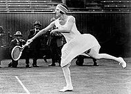 Suzanne Lenglen jugando con el uniforme diseñado por Patou.