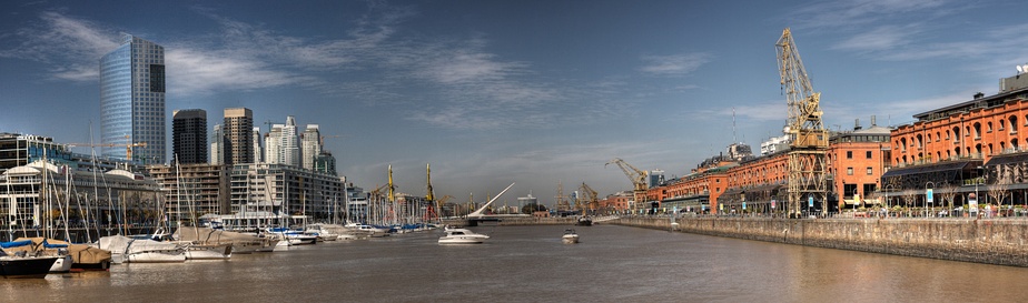  Vista de Puerto Madero. El Puente de la Mujer puede ser visto al fondo, los docks reciclados a la derecha y rascacielos a la izquierda.