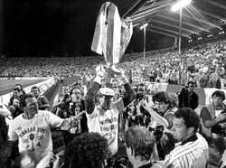 Los campeones del PSV celebran el título tras la final.