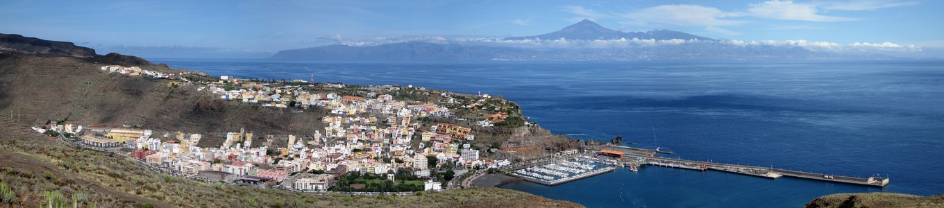 El Teide visto desde San Sebastián de La Gomera, capital de la isla homónima.