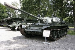 T-55A (left) and T-55AM2B (right) The T-55AM2B has turret brow armour, laser rangefinder over the main gun, rubber side skirts, and thicker front hull armour than the T-55A. Panzermuseum Munster