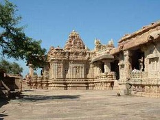 Templo de Virupaksha de Pattadakal, en estilo dravidiano, construido en 740 d. C.