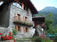 Typical Alpine houses in Rhêmes-Notre-Dame (left) and Valtournenche (right)