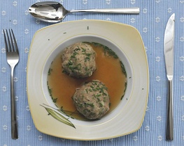 Leberknödelsuppe (albóndigas de hígado en caldo de res)