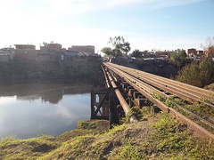 La villa 21-24 y el puente ferroviario, vistos desde el meandro