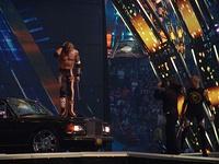 Edge y Christian destrozando el coche de Del Rio al acabar su combate.