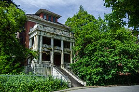 El West Lawn Building, una construcción que forma parte del Hospital Riverview de la ciudad de Coquitlam, se utilizó para representar el Sunnyvale Institution en el filme.[28]​