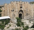 Vista de la Puerta del León desde la cima del monte considerado por algunos como el Gólgota. Esta es la localización de la primitiva Puerta del Cordero, cerca de los cuarteles romanos de Jerusalén. La calle Vía Dolorosa llevaba hasta esta puerta (Nehemías 3:1-32 y Juan 5:2).