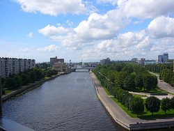 Вид на Преголю и остров Канта со смотровой площадки «Рыбной деревни» в городе Калининграде.